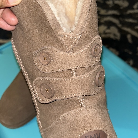 New Emu Australia Boots with back button decor - Picture 4 of 13